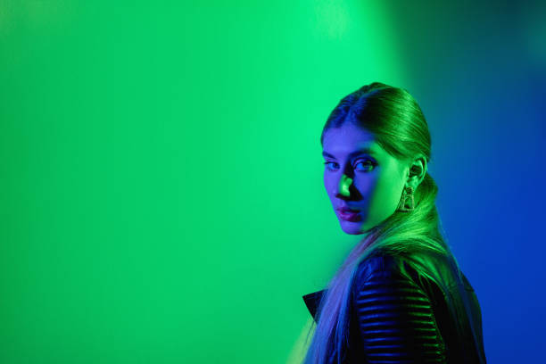 neon light kobieta tło reklamowe zielony niebieski - vogue dancing zdjęcia i obrazy z banku zdjęć