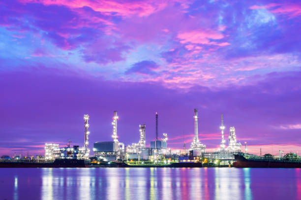 oil refinery at twilight night oil refinery at twilight night lng liquid natural gas stock pictures, royalty-free photos & images