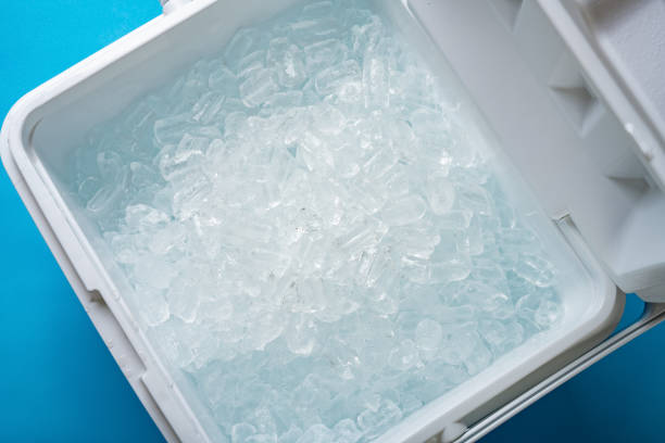 caja de aislamiento helado sobre un fondo azul - cooler fotografías e imágenes de stock