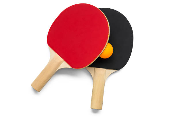 racchetta da ping pong isolata su sfondo bianco, con palla da ping pong arancione, attrezzatura sportiva. - table tennis table tennis racket racket sport ball foto e immagini stock
