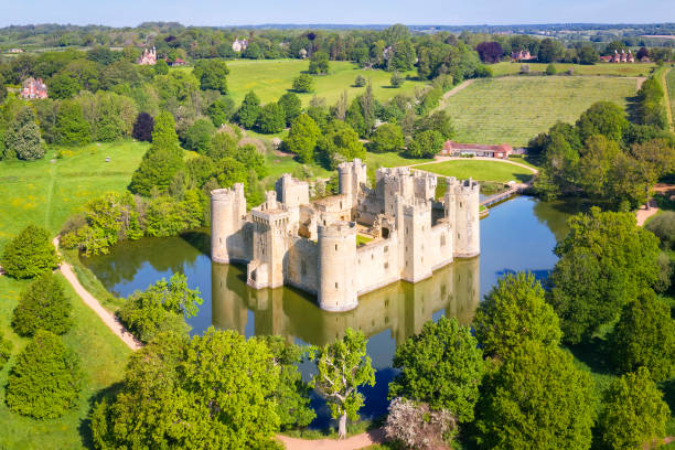 schloss bodiam von oben - area of outstanding natural beauty stock-fotos und bilder