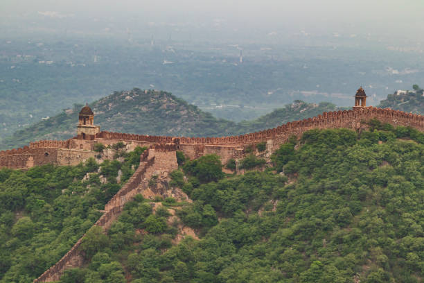 istock Amer watch tower wall jaipur, rajasthan, india. 1336435565