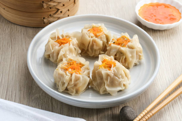 맛있는 딤섬, 집에서 만든 중국 만두 접시에 제공. - shumai 뉴스 사진 이미지