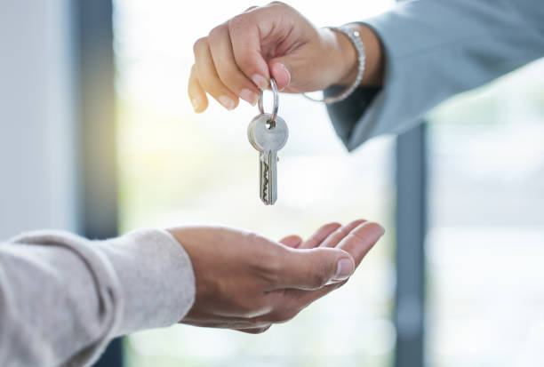 foto de una persona irreconocible dando las llaves de una casa a un comprador - real estate agent fotografías e imágenes de stock