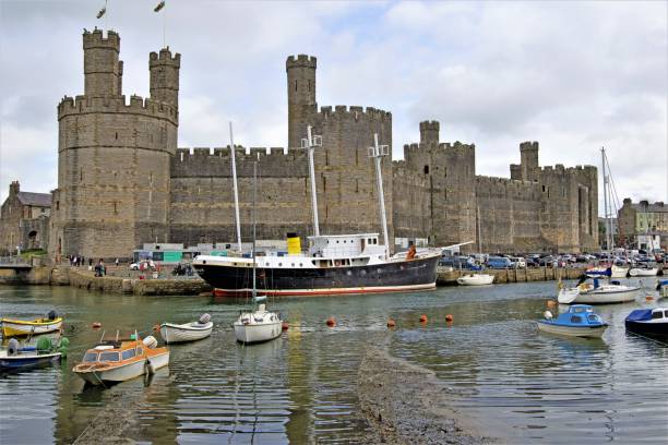 reflexionen in caernarfon castle, anglesey, nordwales. - caenarvon castle caernarfon castle wales stock-fotos und bilder