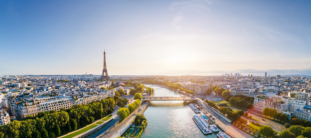 Panorama aéreo de París con el río Sena y la Torre Eiffel, Francia. Románticas vacaciones de verano destino de vacaciones. Vista panorámica sobre edificios históricos parisino y monumentos con cielo y sol azules photo