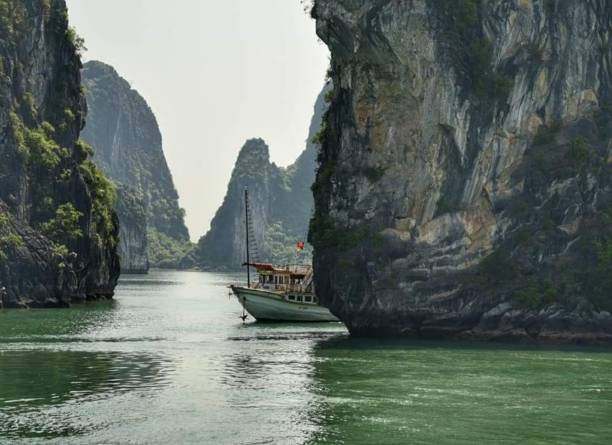 Ha Long Bay or Halong Bay (Vietnamese: Ha Long Bay), is a UNESCO World Heritage Site and popular travel destination in Quang Ninh Province, Vietnam. Ha Long Bay or Halong Bay (Vietnamese: Ha Long Bay), is a UNESCO World Heritage Site and popular travel destination in Quang Ninh Province, Vietnam. haiphong province photos stock pictures, royalty-free photos & images