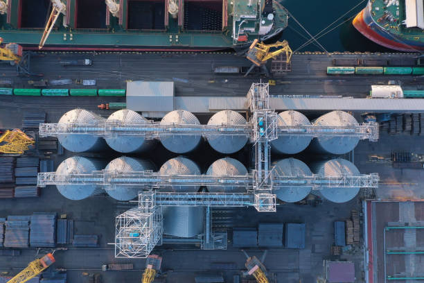 aerial view 오일 터미널은 추가 저장 시설로 운송할 준비가 된 석유 및 석유 화학 제품을 보관할 수 있는 산업 시설입니다. - oil rig oil sea aerial view 뉴스 사진 이미지