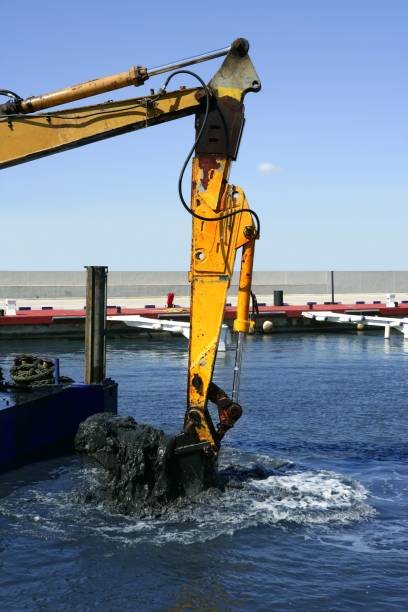 meeresbaggerung graben meeresboden schwarzer schlamm - industrial ship earth mover barge yellow stock-fotos und bilder