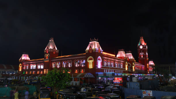 vista laterale della stazione ferroviaria centrale mgr di notte, chennai, tamilnaidu, india - central train station foto e immagini stock