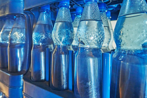 минеральная вода - water bottle plastic bottle bottling plant стоковые фото и изображения