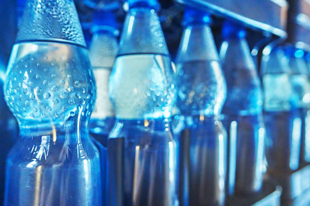 минеральная вода - water bottle plastic bottle bottling plant стоковые фото и изображения