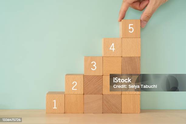 ステップアップ数字と手を持つ木製のブロック - 段のストックフォトや画像を多数ご用意 - 段, 数字の5, 内階段