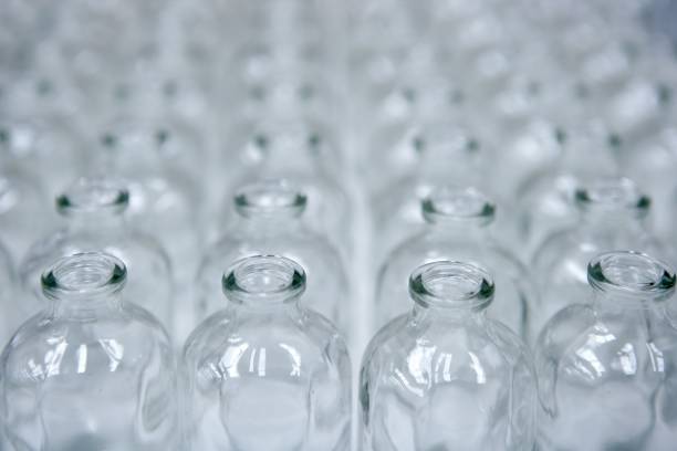 verre transparent bouteilles vides chaîne de montage - 2972 photos et images de collection