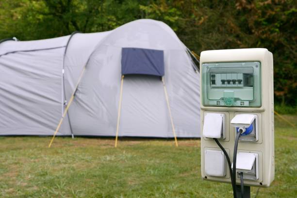 détail de la boîte de prise de camping électrique avec tente - electric plug outlet electricity cable photos et images de collection