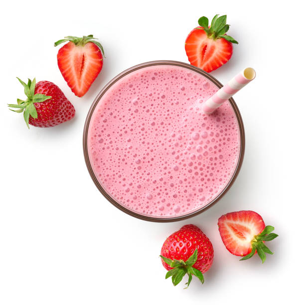 szklanka świeżego truskawkowego koktajlu mlecznego izolowana na białym tle - strawberry fruit food food and drink zdjęcia i obrazy z banku zdjęć