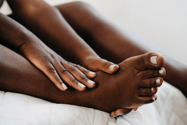 hautpflege schwarze frau - foot massage stock-fotos und bilder