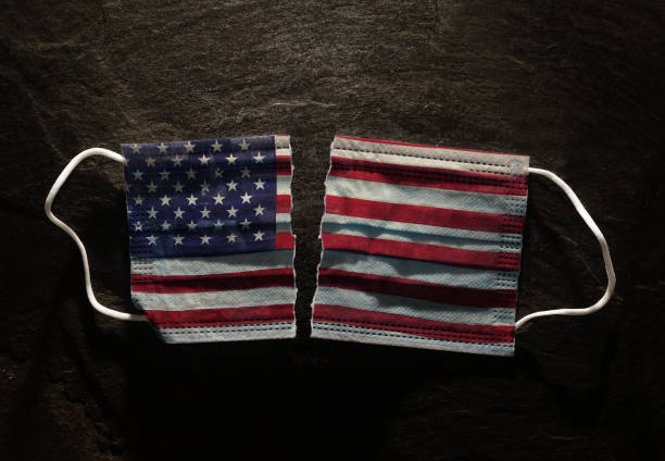 mascarilla de bandera estadounidense rasgada sobre fondo oscuro -- concepto de coronavirus de ee. uu. - mandatory fotografías e imágenes de stock