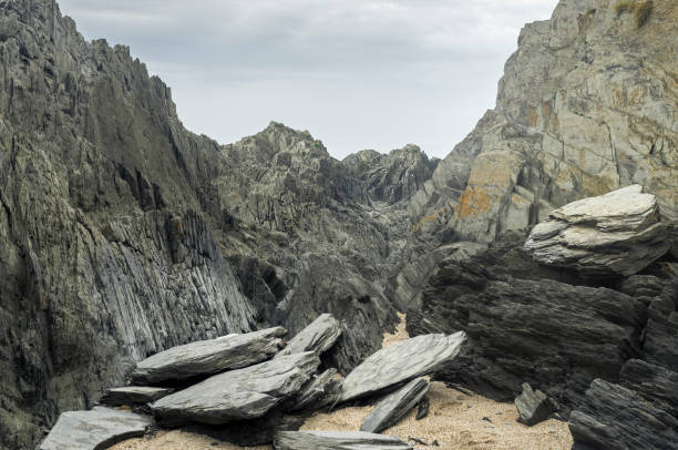 formazioni rocciose e rocciose a woolacombe bay - woolacombe foto e immagini stock