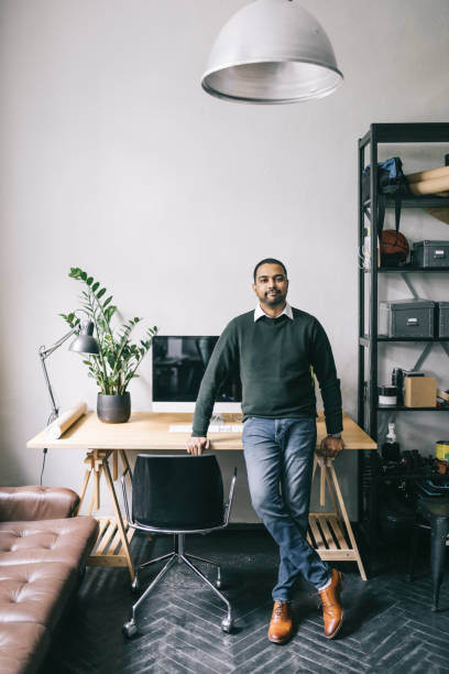 pewny siebie hindus - smart casual looking at camera full length indoors zdjęcia i obrazy z banku zdjęć