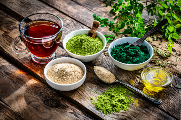 пищевые добавки спирулины, маки и моринги - spirulina bacterium superfood healthy lifestyle alternative medicine стоковые фото и изображения