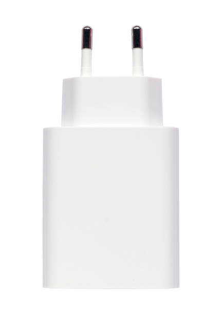 una presa di corrente elettrica usb bianca presa ca isolata su sfondo bianco. spina caricabatterie da parete usb. - plug adapter charging mobile phone battery charger foto e immagini stock