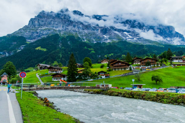 le village de grindelwald en suisse - snow european alps house grindelwald photos et images de collection