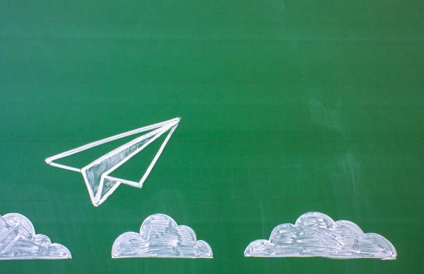 tableau noir et avion dessiné à la craie déportant au-dessus des nuages et de l’espace de copie - blackboard green learning chalk photos et images de collection