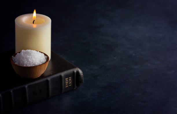 salt and light on a dark moody background illustrating jesus teaching from the bible - preservative imagens e fotografias de stock