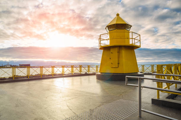 farol em uma baía em uma noite de verão nublado - sol da meia noite - fotografias e filmes do acervo