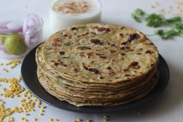 a high protein indian flat bread with whole wheat and lentils. popularly known as moong dal paratha in many parts of india - breadcrumb navigation imagens e fotografias de stock