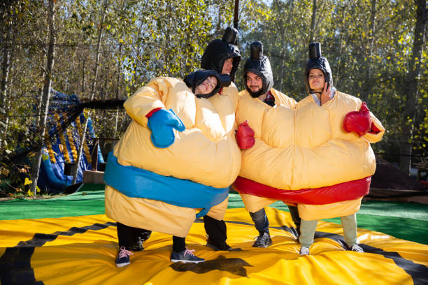 homens e mulheres vestidos de lutadores de sumô - sumo - fotografias e filmes do acervo