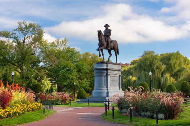 monumento a george washington en el jardín público de boston - boston common fotografías e imágenes de stock