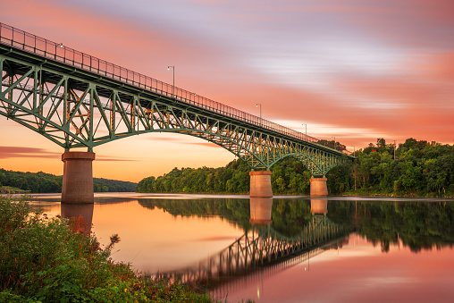 Augusta, Maine, EE. UU. vista sobre el río Kennebec con el puente Memorial photo