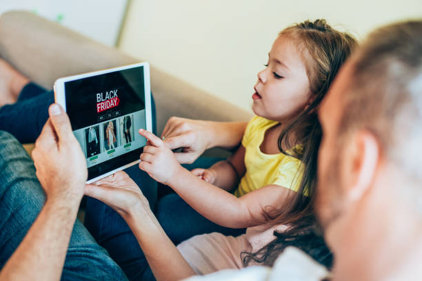 istock Family shopping on Black Friday 1336531058