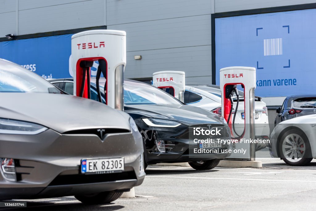 Tesla Superchargers at use at Handelsparken.. - Royaltyfri Elbil Bildbanksbilder