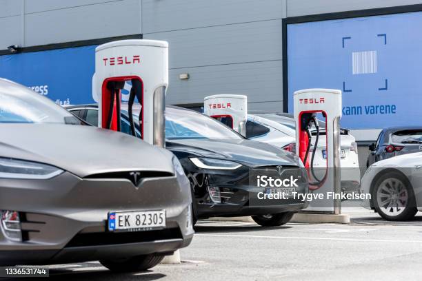 Tesla Superchargers At Use At Handelsparken-foton och fler bilder på Elbil - Elbil, Norge, Hybridbil