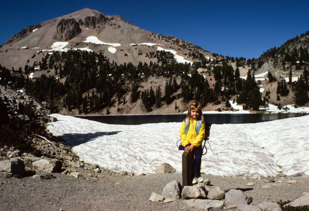 ラッセン火山国立公園 - 雪湖で一時停止ガールハイカー - 1983 - lassen volcanic national park ストックフォトと��画像