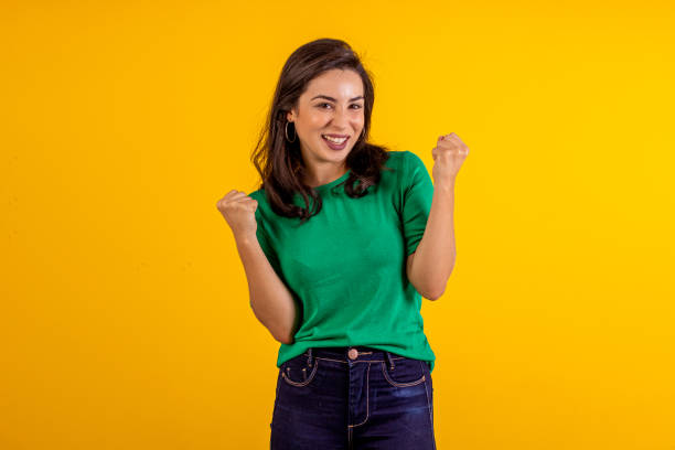 giovane donna con espressioni facciali. - green t shirt foto e immagini stock