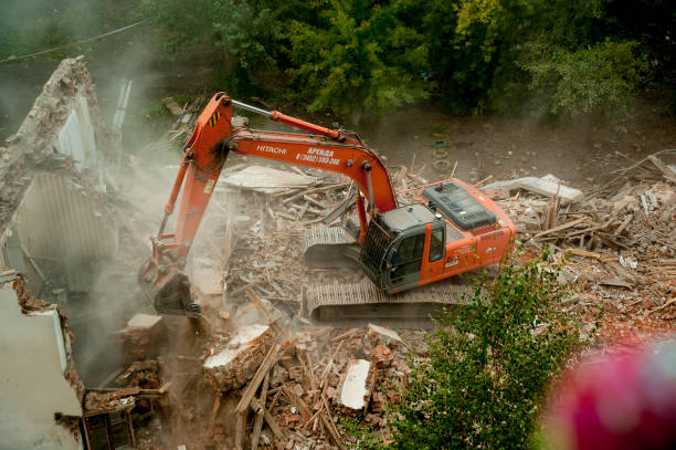 excavadora demoliendo cuartel para obra nueva - excavator de desmantelar las cargas de la basura fotografías e imágenes de stock