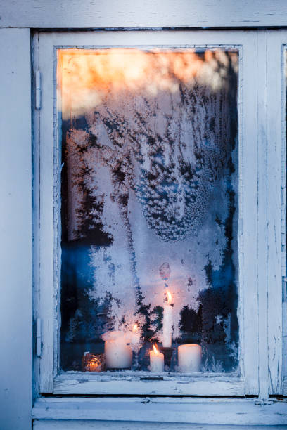 촛불과 등불 - lantern christmas snow candle 뉴스 사진 이미지
