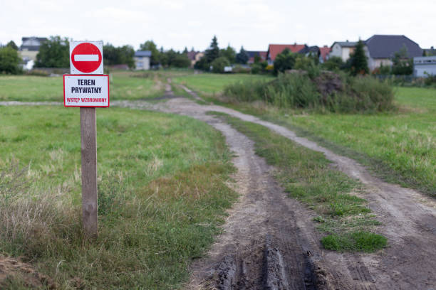 Information board, private property inscription. No entry.