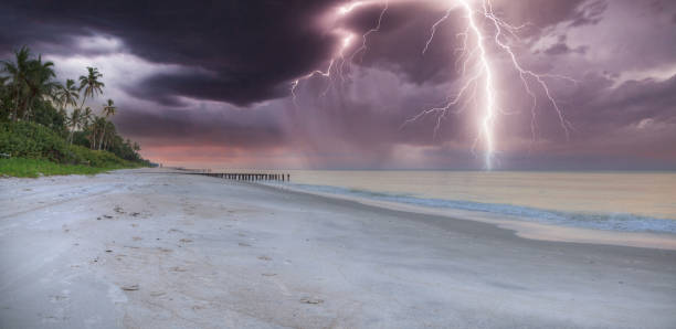 tormenta eléctrica sobre el océano en port royal beach - florida naples florida pier beach fotografías e imágenes de stock