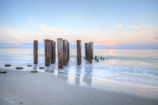 ポートロイヤルビーチの海の古い桟橋の上の日の出 - city of sunrise 写真 ストックフォ�トと画像