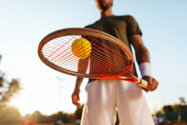 no necesitas nada más para empezar a jugar - tennis court tennis ball racket fotografías e imágenes de stock