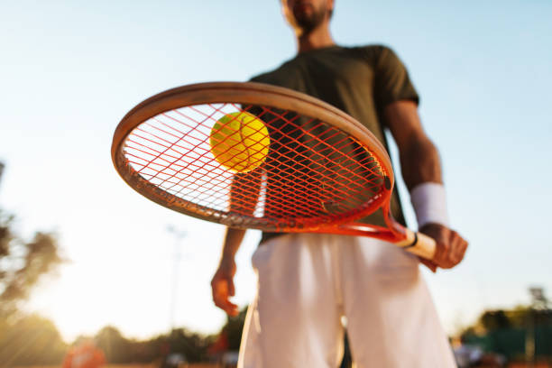 nie potrzebujesz niczego więcej, aby zacząć grać - tennis court tennis ball racket zdjęcia i obrazy z banku zdjęć