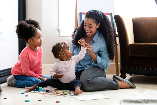 afroamerikanische mutter und tochter spielen mit baby - togetherness learning playful mother stock-fotos und bilder