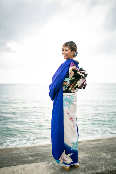 una joven japonesa en el fondo del océano kimono - japanese ethnicity seijin no hi people outdoors fotografías e imágenes de stock