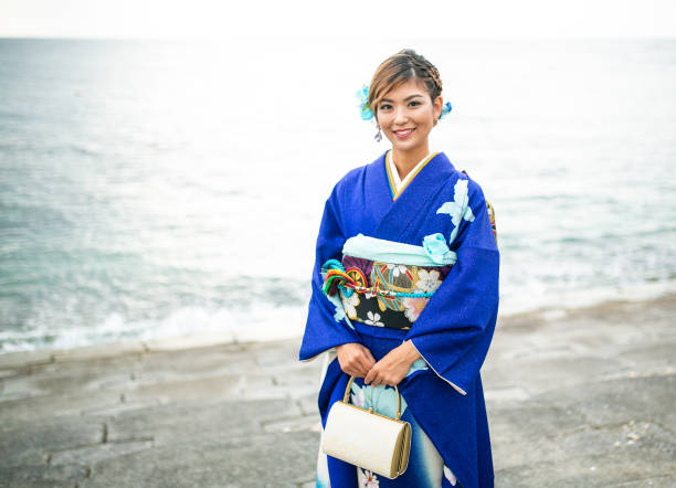 una joven japonesa en el fondo del océano kimono - japanese ethnicity seijin no hi people outdoors fotografías e imágenes de stock