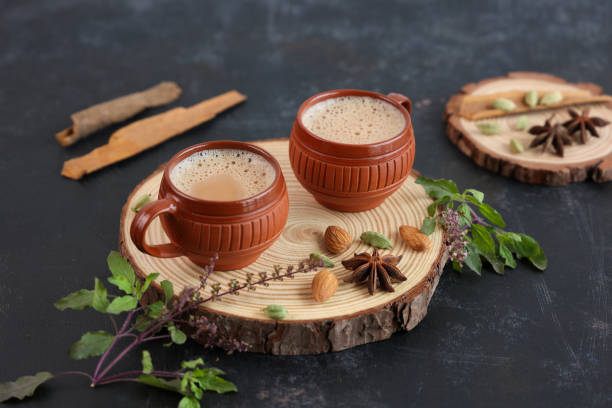 vista dall'alto delle erbe indiane masala chai o tè tradizionale per bevande con latte e spezie kerala india - leaf cup breakfast drink foto e immagini stock